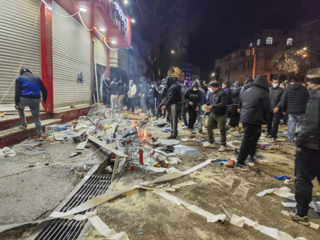 Iran v krizi, ki bo končala vse krize: ali je islamskemu režimu odzvonilo?