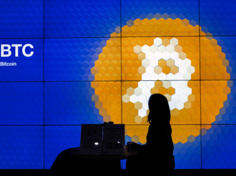 Bitcoin zdrsnil na dvomesečno dno, ameriški skladi izgubljajo milijarde