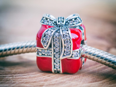 Slučaj Pandora: Zašto tržište kažnjava kompanije ovisne od jednoj sirovini?