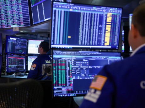 Burzovni pregled: carinski predah, zlato i nafta rastu, bitcoin bez jasnog smjera