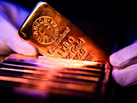 Zlato pada ispod 5000 dolara po unci dok trgovci bilježe dobit