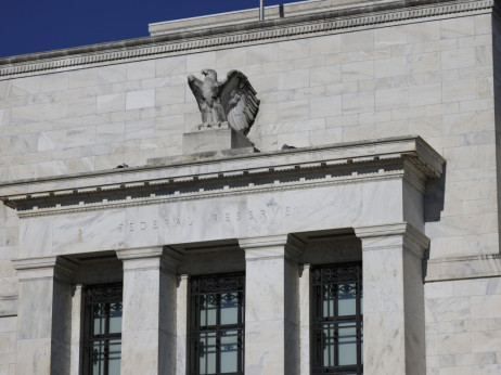 Fed ponovno upozorava na inflaciju i ne isključuje novo dizanje kamata