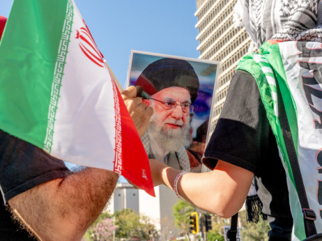 Iranci nakon smrti Khameneija između žalovanja i slavlja