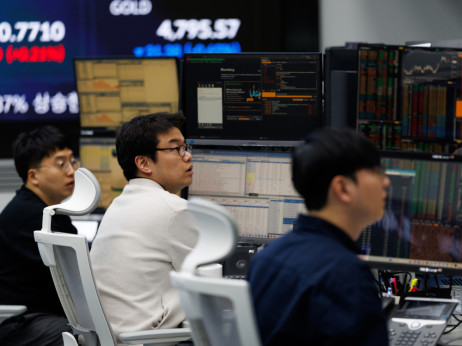 Pregled tržišta: Azijske dionice nadoknadile gubitke, dolar i nafta padaju