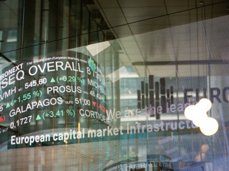 Rat i skok cijena nafte okrenuli tržišta protiv eura, ulagači se klade na jači dolar