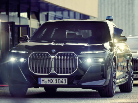 Marže se krčijo, delnica BMW strmoglavila