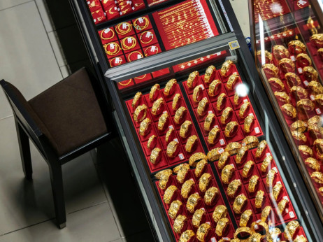 Pad zlata i srebra dok širenje rata na Bliskom istoku produbljuje strah od inflacije