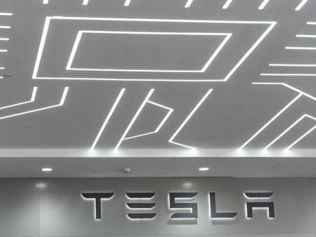 Kako Musk stavlja budućnost Tesle na kocku uz AI, robotaksije i robote