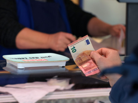 Euro blago ojačao na globalnom tržištu, ali dolar ostaje nedodirljiv
