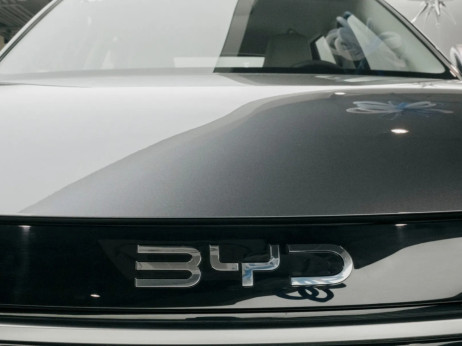 BYD na putu da ponovno pretekne Teslu po prodaji električnih automobila
