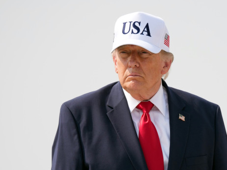 Дали Трамп му подава рака на Ким Џонг-ун?