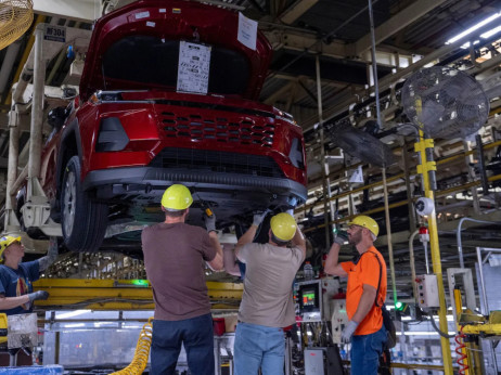 Kako prodaja električnih vozila usporava, hibridni automobili ponovno su u modi