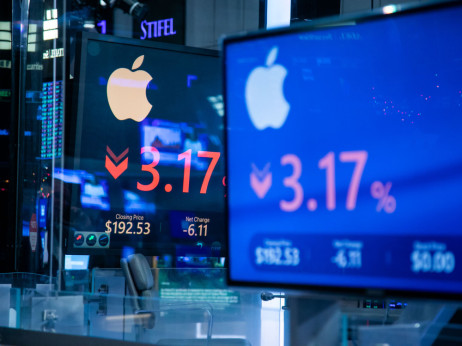 Appleov anti-AI stav postaje teret za dionicu