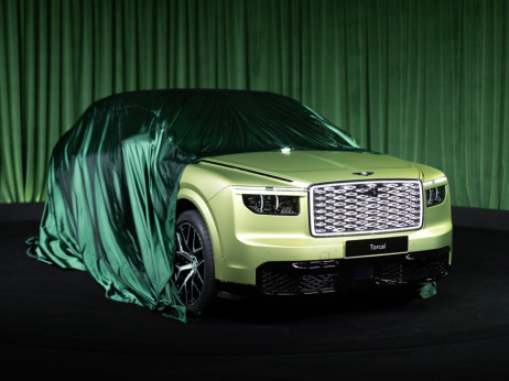 Bentley predstavio svoj prvi električni automobil - luksuzni SUV s interijerom od merino vune