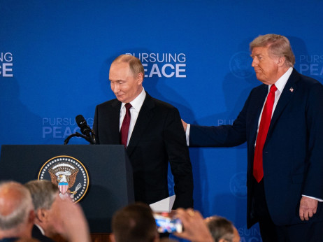 Европа се соочува со свет во кој Трамп сега му помага на Путин